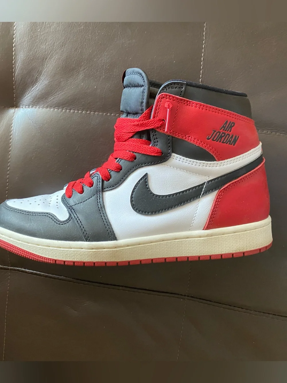 Air Jordan Retro 1 black toe